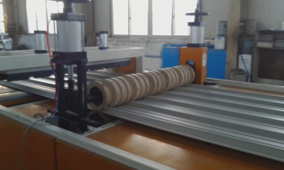PVC 瓦楞纸板和阶梯屋顶挤出生产线