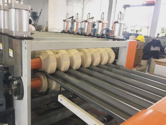 PVC 屋顶波浪板挤出机