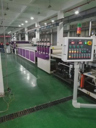 Ligne d'extrusion de panneaux en