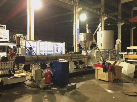 ポリプロピレン（PP）または高密度ポリエチレン（HDPE）包装用段ボールプラスチックシート押出しライン