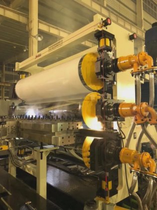 巨威机械 HIPS 冰箱薄板挤出机生产线