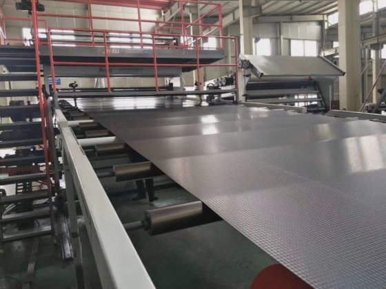 PVC 皮革地板板材挤出机