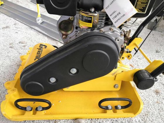 来自 Dynamic 的汽油单向动力平板压实机