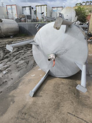 VERTIKALER EDELSTAHLTANK