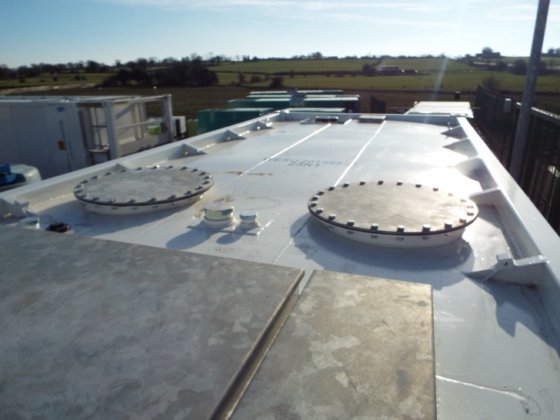 28000 リットルの燃料貯蔵庫は完全に束ねられています