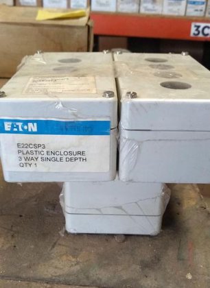 伊顿品牌，用于 3 个按钮型号 E22CSP3 的塑料盒