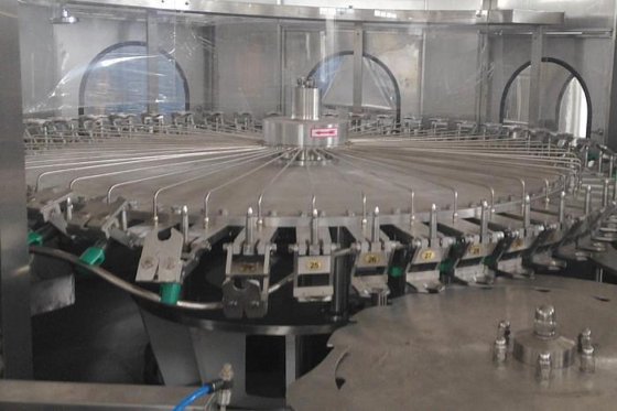 ガラスボトルクラウンキャップ付きビール水瓶詰め充填装置