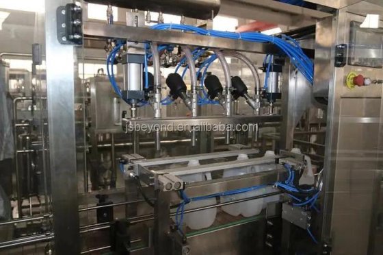 2018 年用于食用油生产线的全自动食用油瓶灌装包装机