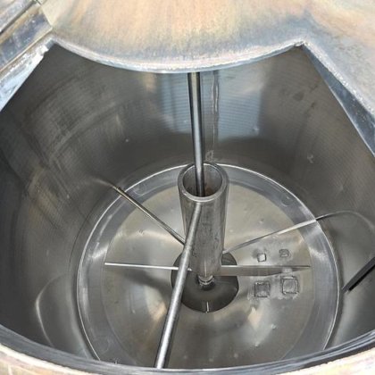 3つの容器を備えた醸造所