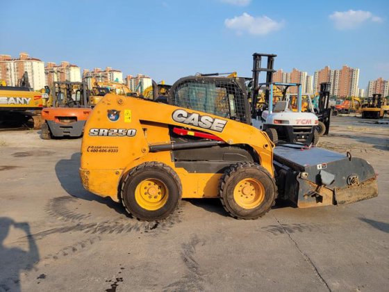 2017 CASE SR250