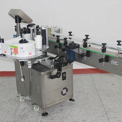 High speed flat bottle labeling