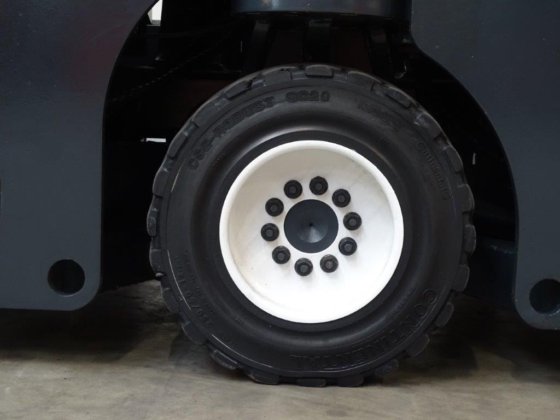 2008 年 Combilift C3000 四向侧装机