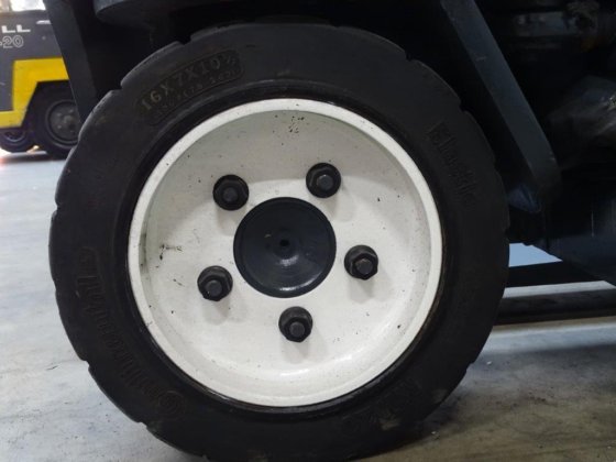 2008 年 Combilift C3000 四向侧装机