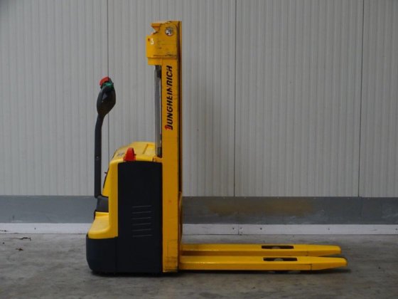 2008年永恒力EJC110堆高车