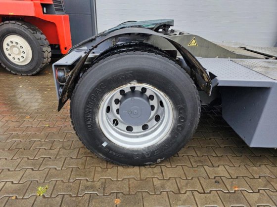 2013年特伯格YT182码头牵引车