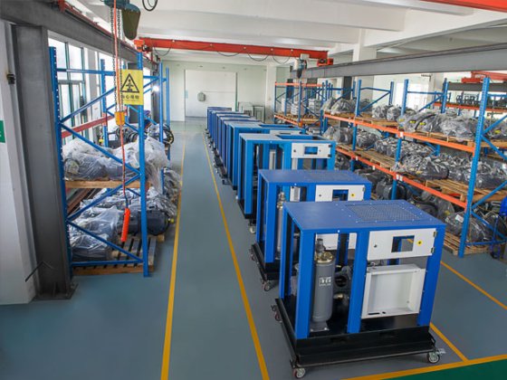 两组 PM VSD 螺杆式空气压缩机（30-400 千瓦）