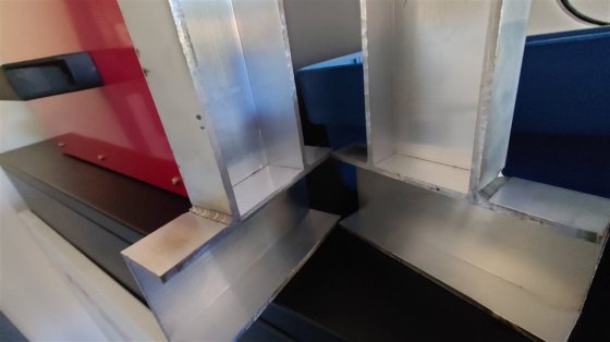 光纤激光焊接机 1.5kw，双摇摆头，带进料 220V 特殊焊接应用