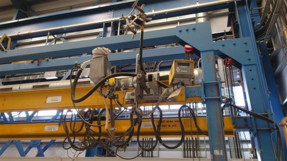 伊萨行进速度 横梁滑架 立柱和吊杆