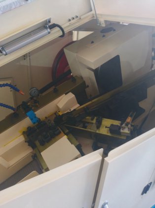 ボルトとネジのねじ転造機