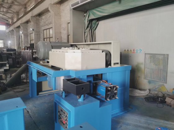 倒立式钢铁名牌拉丝机