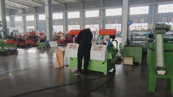 带模具和冷却系统的往复式非标螺母攻丝机