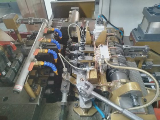 3 工位自动螺栓制造机