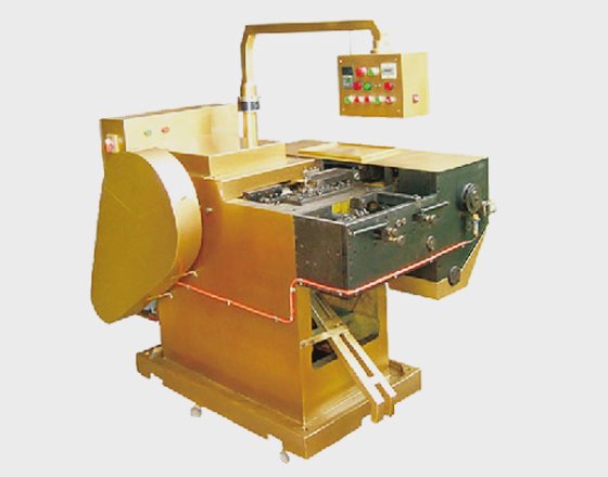 带 CE 证书的高速铆钉机