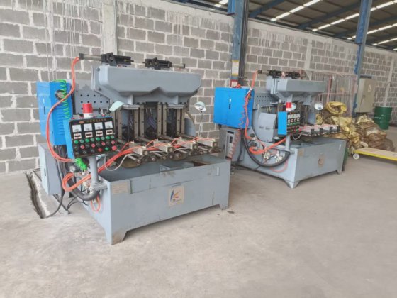 マルチ作業ステーションナットタッピングマシン