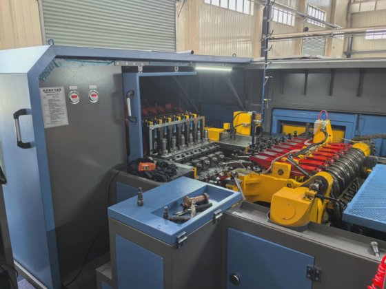 线性进料自动高速螺栓制造机