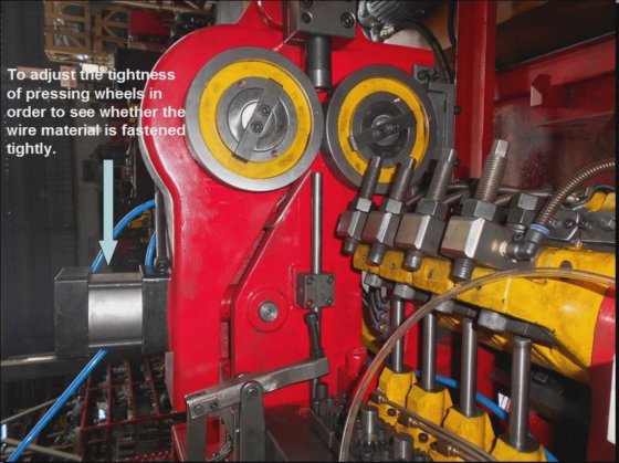 Máquina e formador de parafusos