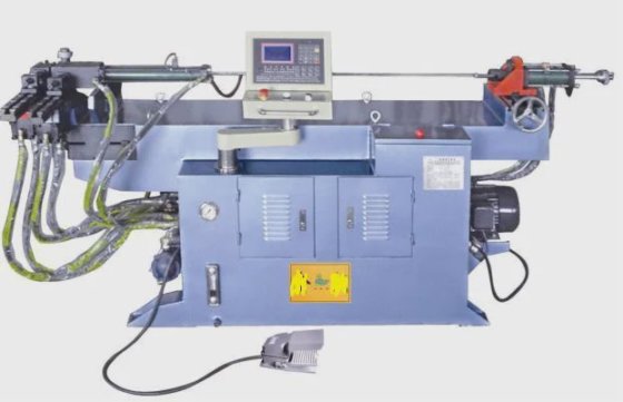 Máquina para dobrar tubos com