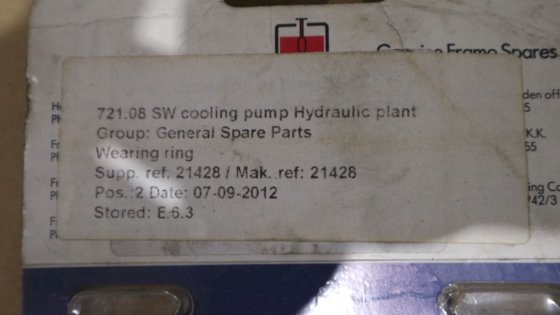 指輪をはめるフラモ