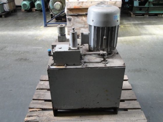 带一个泵的 Olesen og Jensen 液压油箱