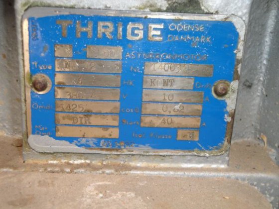 带一个泵的 Olesen og Jensen 液压油箱