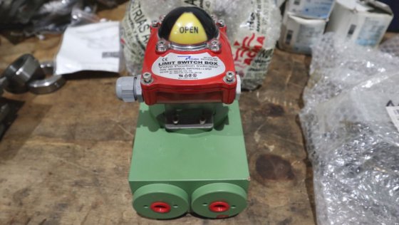 带限位开关盒阀门位置指示器的 A-928/A 型液压传动器