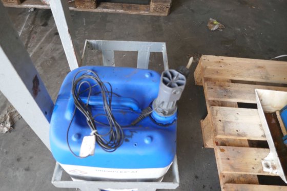 用于化学品计量泵容器的 Emec 支架