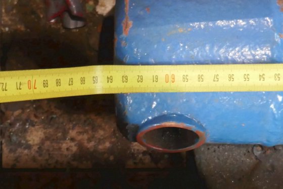 阻尼器总长 1390 毫米