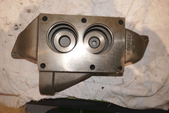 2001 康明斯节温器外壳 3010933