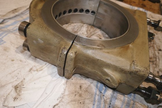 ヴィヒマン コネクティングロッドとベアリングカバー