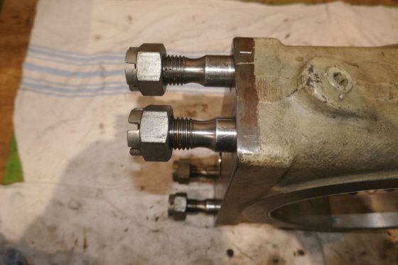 ヴィヒマン コネクティングロッドとベアリングカバー