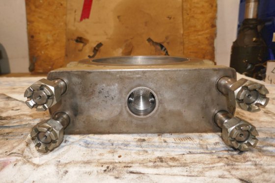 ヴィヒマン コネクティングロッドとベアリングカバー