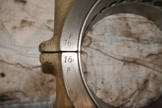 ヴィヒマン コネクティングロッドとベアリングカバー