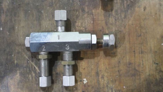 梭阀 2 一进一出