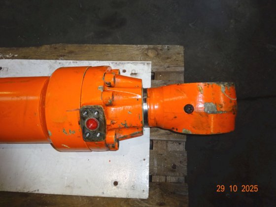 液压缸总长 2650 毫米，直径 150 毫米