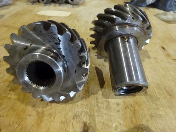 用于驱动器的苏尔寿螺旋齿轮轴