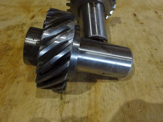 用于驱动器的苏尔寿螺旋齿轮轴