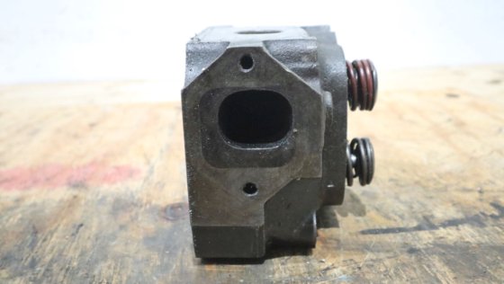 メルセデス シリンダーヘッド