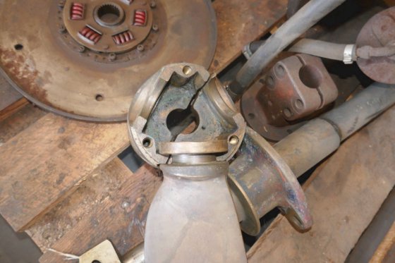 沃尔沃遍达齿轮箱和螺旋桨轴