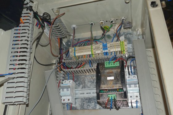 欧姆龙真空系统启动柜