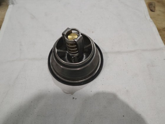 沃尔沃遍达冷却水泵节温器